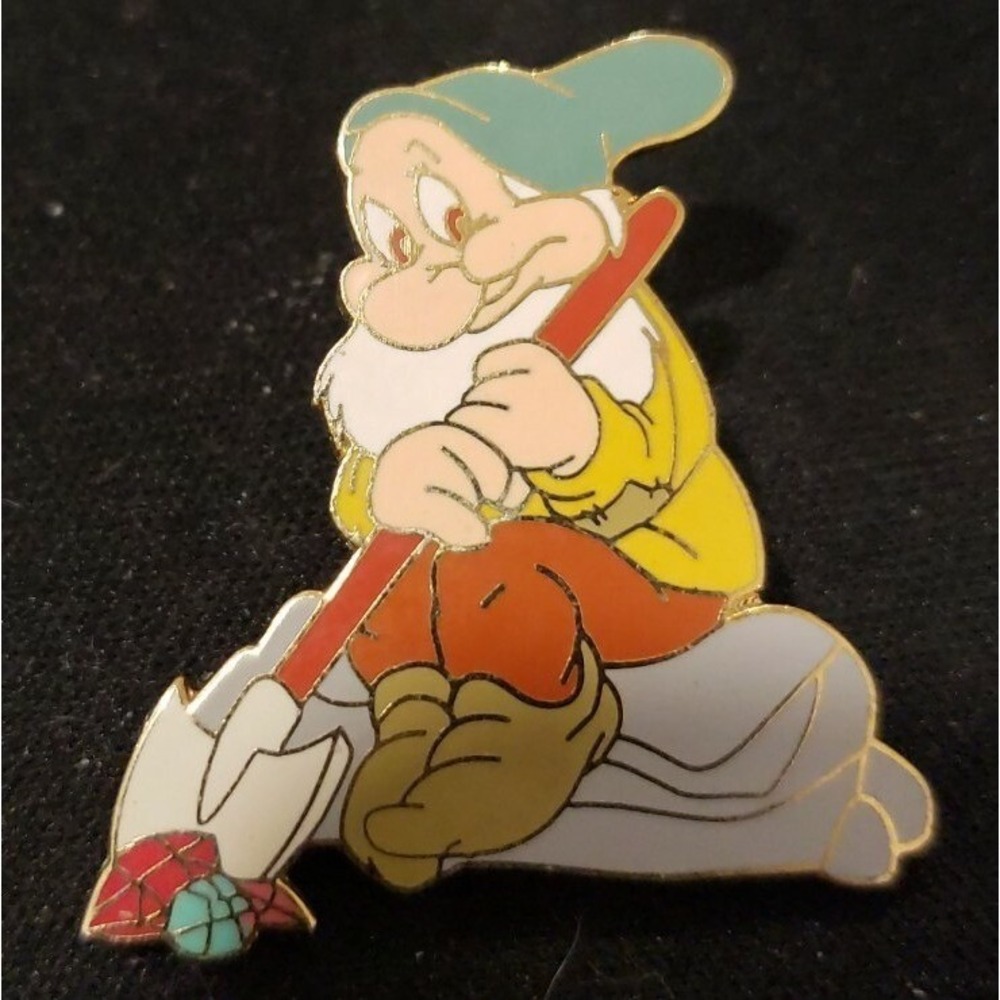 Disney Pin Snow White and the Seven Dwarfs Bashful‎ Shoveling Jewels 8178